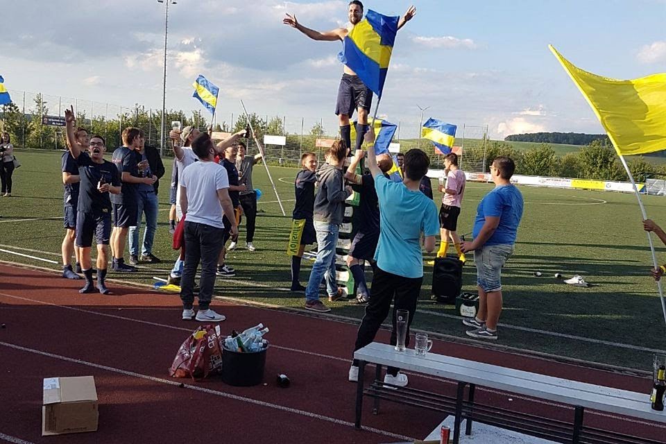Aufstiegstrainer Max Merken wird nach der Partie auf Händen getragen. Aufstiegstrainer Max Merken wird nach der Partie auf Händen getragen.