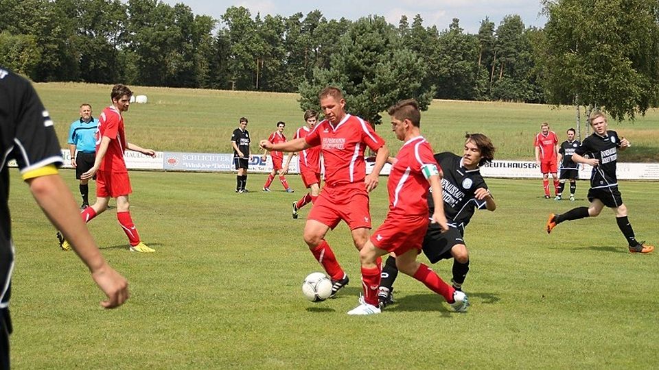 Ursulapoppenricht (in Schwarz) setzte sich in Rieden mit 2:1 durch. &lt;b&gt;F: Patrick Höllerer&lt;/b&gt;