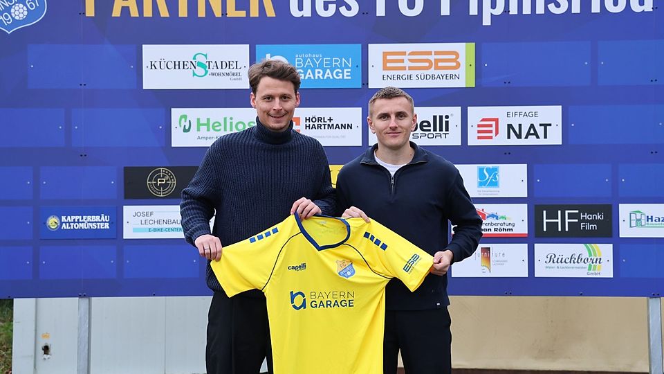 Königstransfer des FC Pipinsried: Alex Lungwitz (re.) verstärkt sehr zur Freude des Sportlichen Leiters Johannes Müller den Bayernligisten.