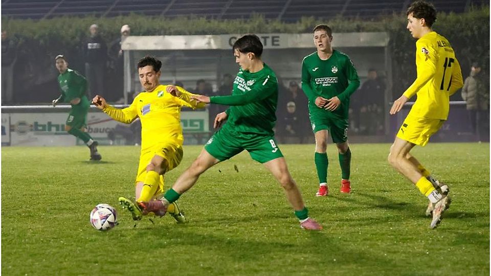 Hart umkämpft: Die Partie zwischen den Marienbornern (grüne Trikost) und Waldalgesheim.	Foto: Edgar Daudistel