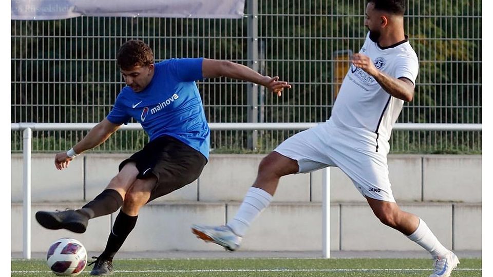 Mohammed Boulghoudan von Hillal Rüsselsheim spielt den Ball, bevor Mehmet Gül vom SC Opel eingreifen kann.	Foto: André Dziemballa