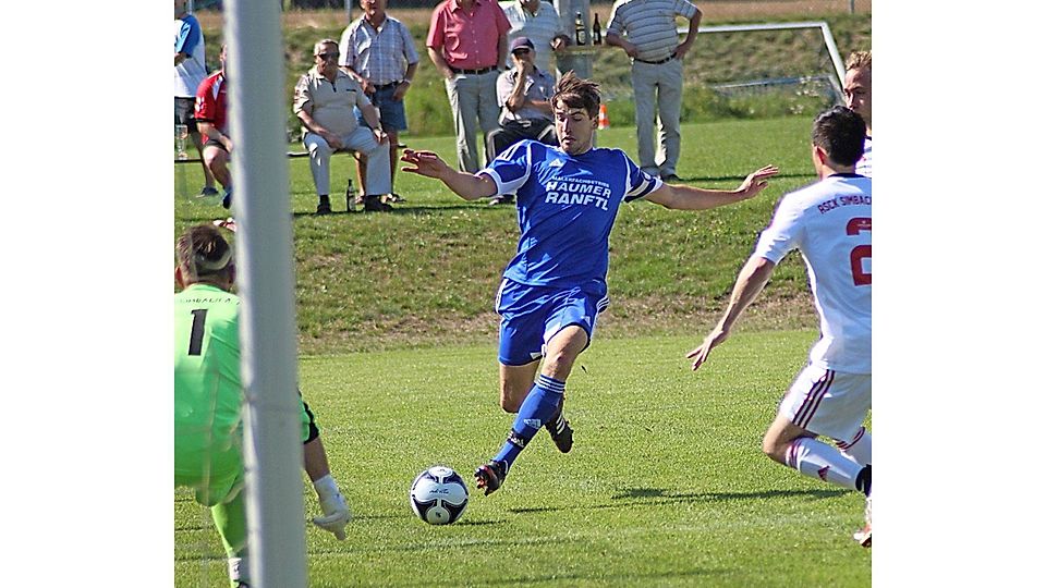 Langquaid (blau) besiegt den ASCK Simbach mit 3:1.  Foto: Roloff