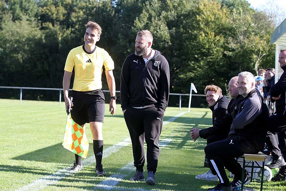 Bekommt Coach Maik Haberlag (mitte, Eckernförder SV) ein passendes Geschenk zu seinem Abschied.