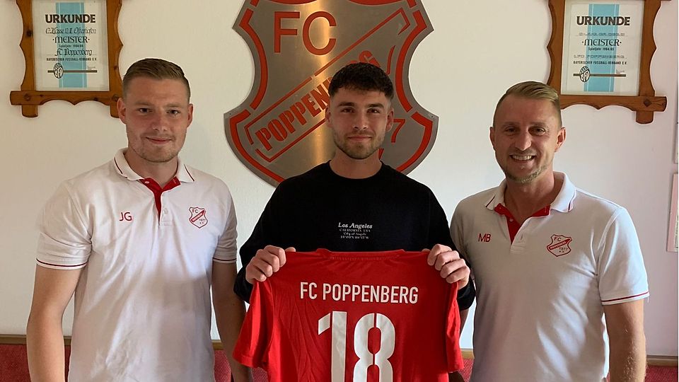 Der sportliche Leiter Jonas Graßl (links) und Vorstand Marco Burmberger (rechts) begrüßen Rückkehrer Reinhard Janka.