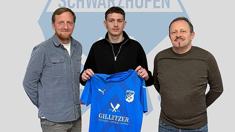 Abteilungsleiter Stephan Bauer (links) und Trainer Adi Götz (rechts) rahmen Sommer-Neuzugang Umut Demirtas ein.