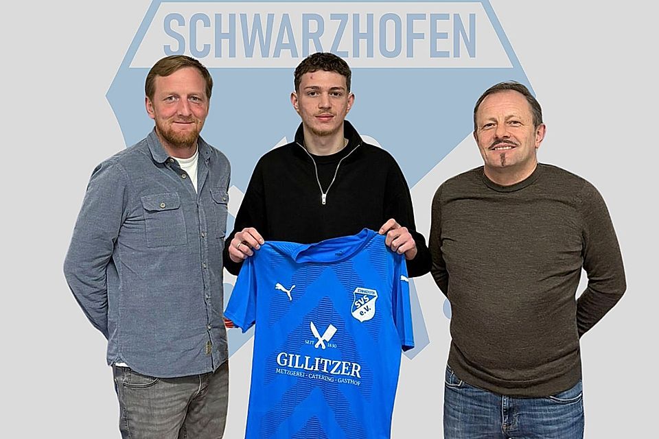 Abteilungsleiter Stephan Bauer (links) und Trainer Adi Götz (rechts) rahmen Sommer-Neuzugang Umut Demirtas ein.