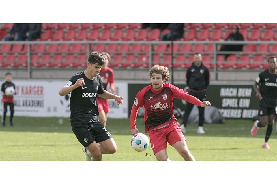 David Siebert (r.) erzielt im Testspiel gegen Türk Gücü Friedberg zwei Treffer für den Fußball-Regionalligisten FC Gießen. © Harald Friedrich