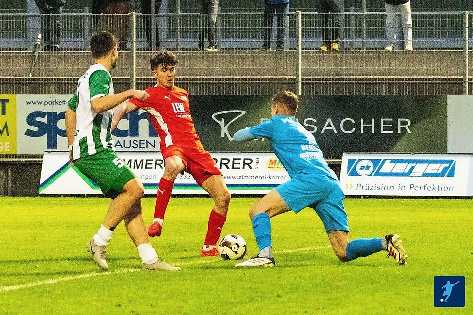 Michael Bergmann erzielt hier das 3:0 für den FC Memmingen, als er den Ball an Schaldings Torwart Marius Herzig vorbei ins Tor schob.