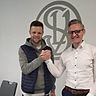 SpVgg-Sportvorstand Benedikt Neumeier begrüßt Dawid Gutkowski