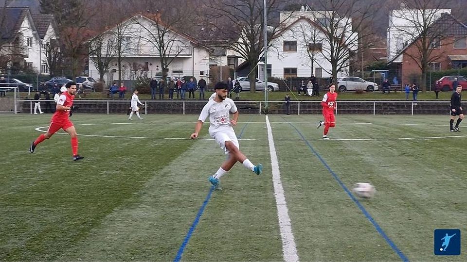 Fußball-Gruppenligist FC Alsbach (am Ball Masi Hassanzada) strebt im Heimspiel am Sonntag gegen den SV Fürth einen Dreier an.	Foto: Andreas Rothermel/fupa