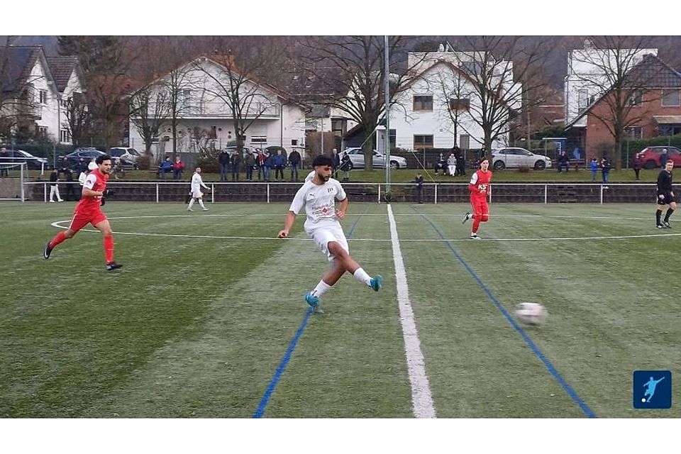 Fußball-Gruppenligist FC Alsbach (am Ball Masi Hassanzada) strebt im Heimspiel am Sonntag gegen den SV Fürth einen Dreier an.	Foto: Andreas Rothermel/fupa