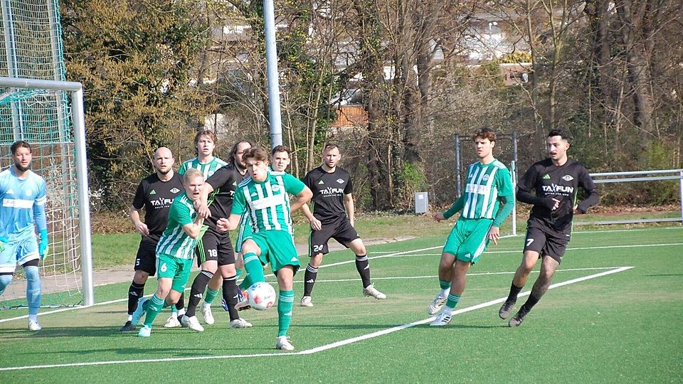 Mit vereinten Kräften verhindern die Grün-Weißen von Welldorf-Güsten einen weiteren Torerfolg der Gastgeber.