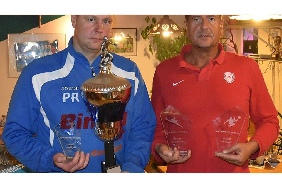 Rene Pinske als Gastgebender Trainer und der beratend zur Seite stehende Chef der Sport Factory Olaf Milz, präsentieren die Pokale.