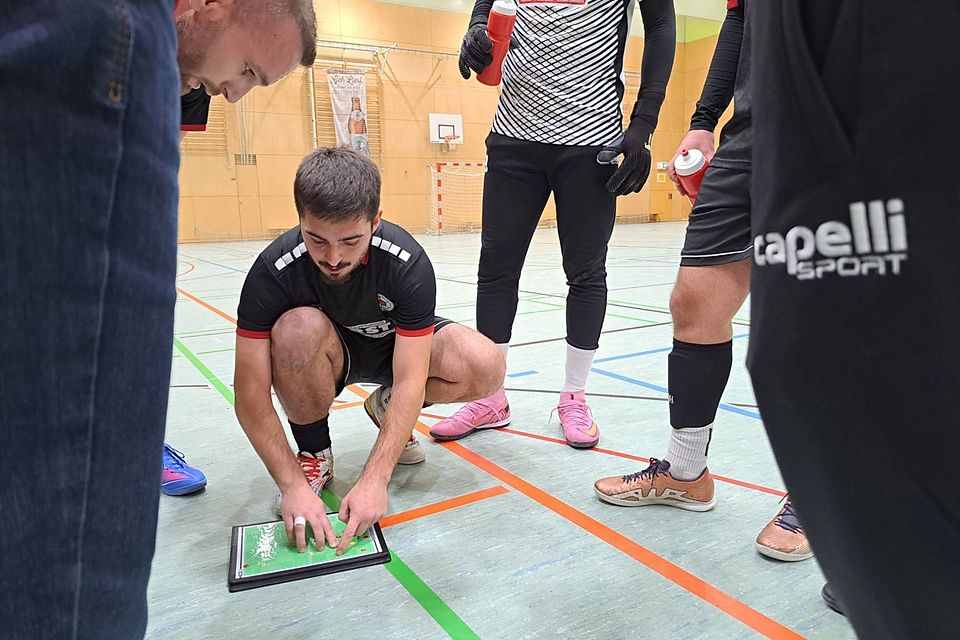 Taktik-Fuchs Asllan Shalaj instruiert während eines Time-Outs seine Jungs.