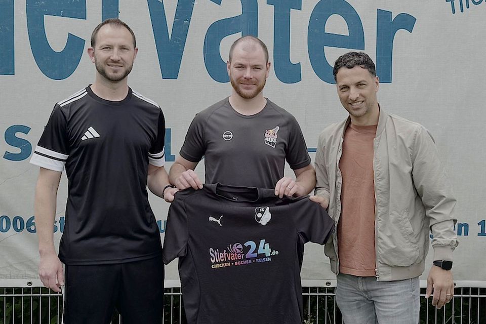 Von links: Fabian Malzacher, Adrian Malzacher und Sportchef Imad Kassem-Saad | Foto: FC Wittlingen