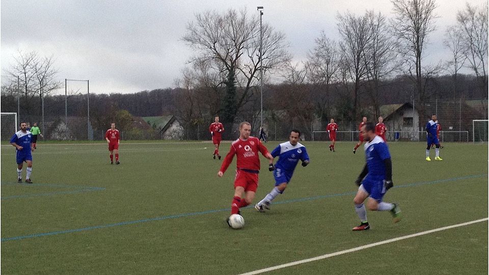 Medenbachs Torschütze Mike Jakobowsky in Aktion gegen die Rambach/Kloppenheim-Spieler Steven Eddings und Naji Sahy. Foto: Streubig.