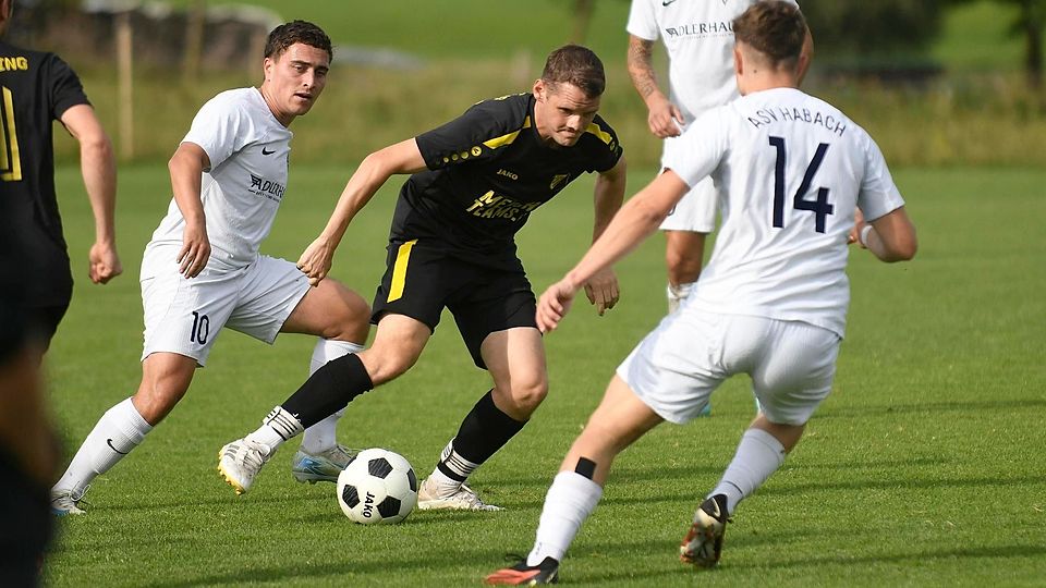 Gut aufgelegt: Lukas Hauptmann (Mi.) gab die Vorlage zu Simon Pilchs 1:0. Am Ende siegten die Münsinger mit 2:0.