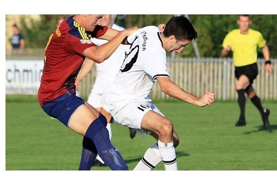 Wenig zimperlich gingen die Spieler des SV Allensbach am Mittwochabend beim SV Denkingen zu Werke und nahmen einen Punkt aus der HFM-Arena mit. In dieser Szene langt Andreas Beisel (links) gegen SVD-Spielmacher Tino Wagner hin.  Foto: Karl-Heinz Bodon
