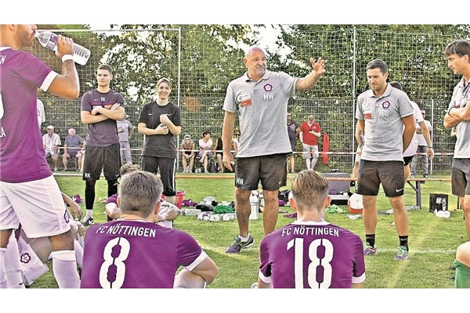 Beim FC Nöttingen hat Michael Wittwer (Mitte) nach zweijähriger Auszeit wieder als Trainer das Sagen. In den Pokalspielen hat sich seine Mannschaft schon sehr gut präsentiert. Foto: Becker/PZ-Archiv