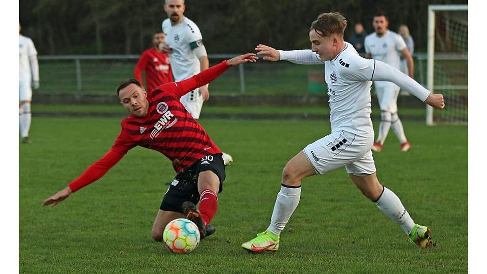 Kampf um den Ball: TSGler Marcell Öhler (rot) kommt gegen Luca Marx gerade noch rechtzeitig. 	Foto: pakalski-press/Christine Dirigo