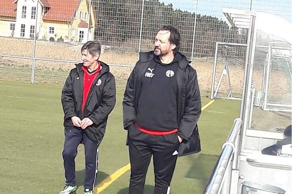 Chams U17-Trainer Simon Graßl (re.) freut sich auf den Rückrundenstart gegen den TSV 1860 München.