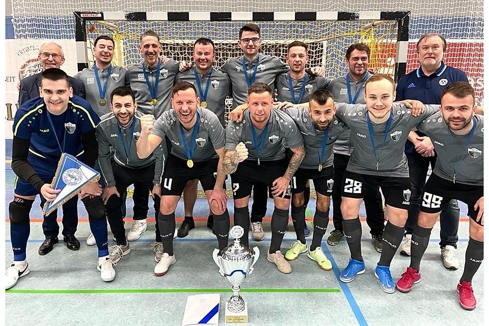 Beach United feiert den Triumph in der Meisterrunde im Kreis Nordost.