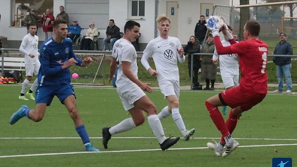 Sasa Ilic und Finn Cleres (weiß) im Einsatz für den SV Horchheim gegen den SV Klein-Winternheim.