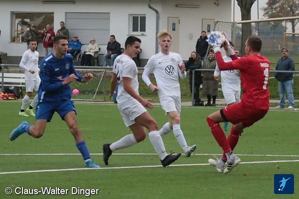 Sasa Ilic und Finn Cleres (weiß) im Einsatz für den SV Horchheim gegen den SV Klein-Winternheim.