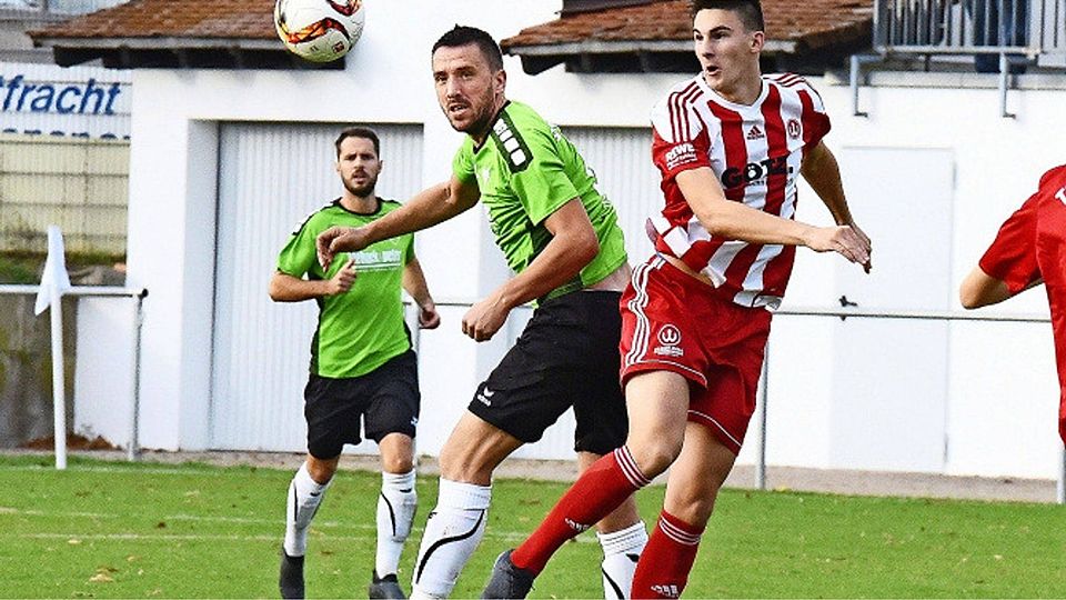 Der Torjäger Srdjan Savic (Mitte) traf beim Sieg des SV Bonlanden in Weilheim zweimal, zuletzt   per Kopf zum 3:1-Endstand. Foto: Günter E. Bergmann - Photograph