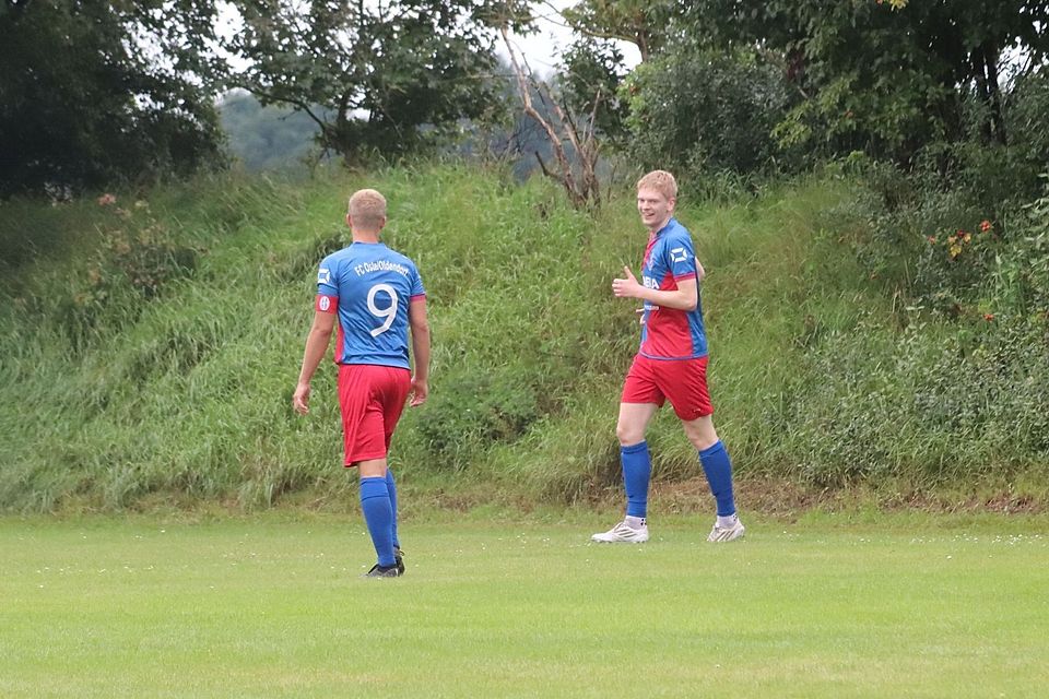 Der FC Oste/Oldendorf II, hier mit Till Peters (Nr. 9) und Sjoerd Stuthmann, kam zweimal zurück. 