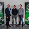 Begrüßten Christoph Schröer: Spelles 1. Vorsitzender Thomas Lindemann (links) und U23-Obmann Andreas Schulte. - Foto: SC Spelle-Venhaus/ES Media Spelle.