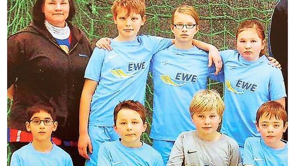 Die E-Jugend der Eintracht Wangerland um Trainerin Sabrina Prenzel (links): Ihre Tochter Angelina (3. von links) und ihre Freundin Talea kicken bei den Jungs mit. Sabrina Prenzel
