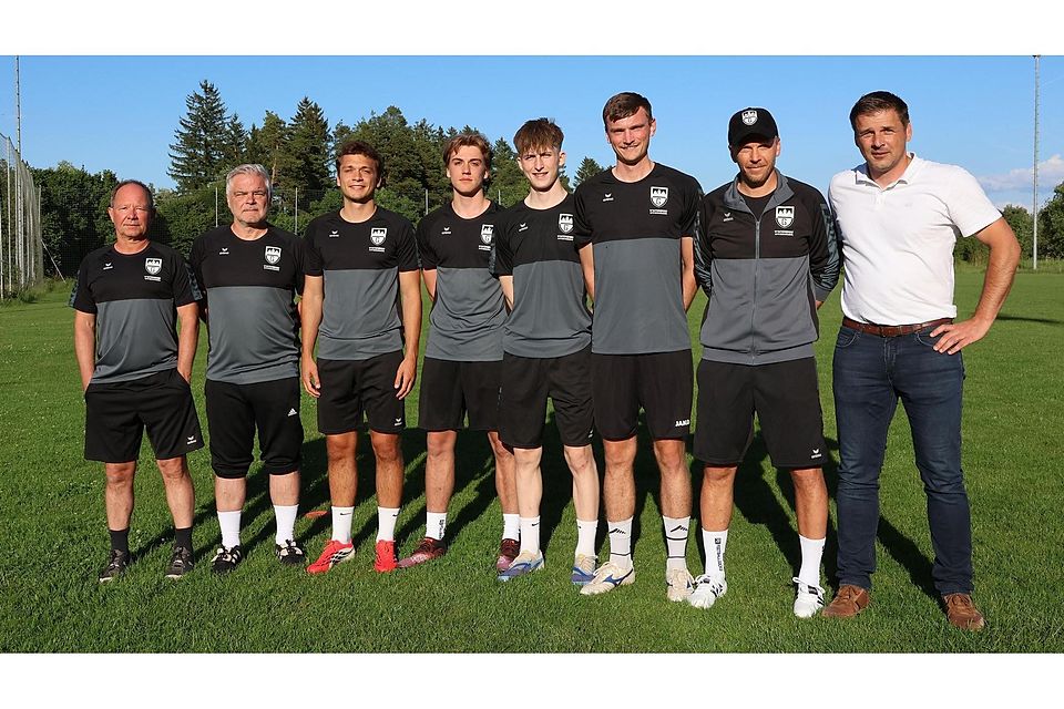 Geretsrieder Trainer und Neuzugänge für die Saison 2026/27 (v.li.): Co-Trainer Andreas Brunner, Co-Trainer Sascha Hrnjacki, Nathan Winkler, Gabriel Freimuth, David Luburic, Christoph Sibler, Trainer Martin Grelics und sportlicher Leiter Hans Schneider.