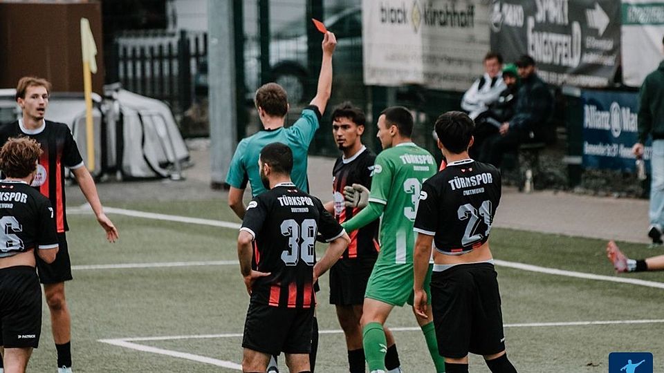 Türkspor-Akteur Anil Özgen verhinderte mit der Hand eine klare Torchance.