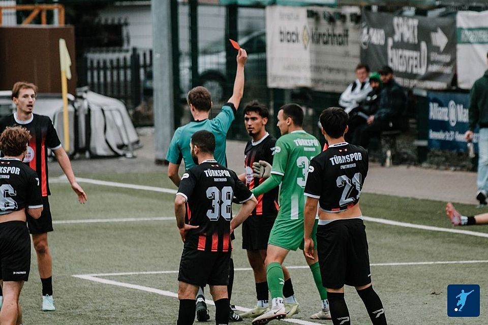 Türkspor-Akteur Anil Özgen verhinderte mit der Hand eine klare Torchance.