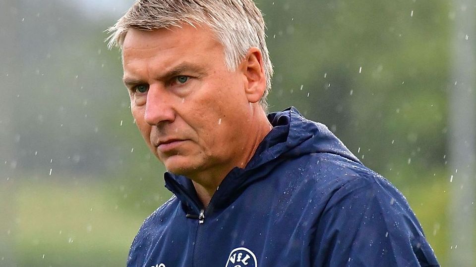 Die Miene täuscht, Sören Dreßler fühlt sich beim VfL Ecknach wohl und bleibt mindestens bis 2026 Trainer am Aichacher Stadtrand.