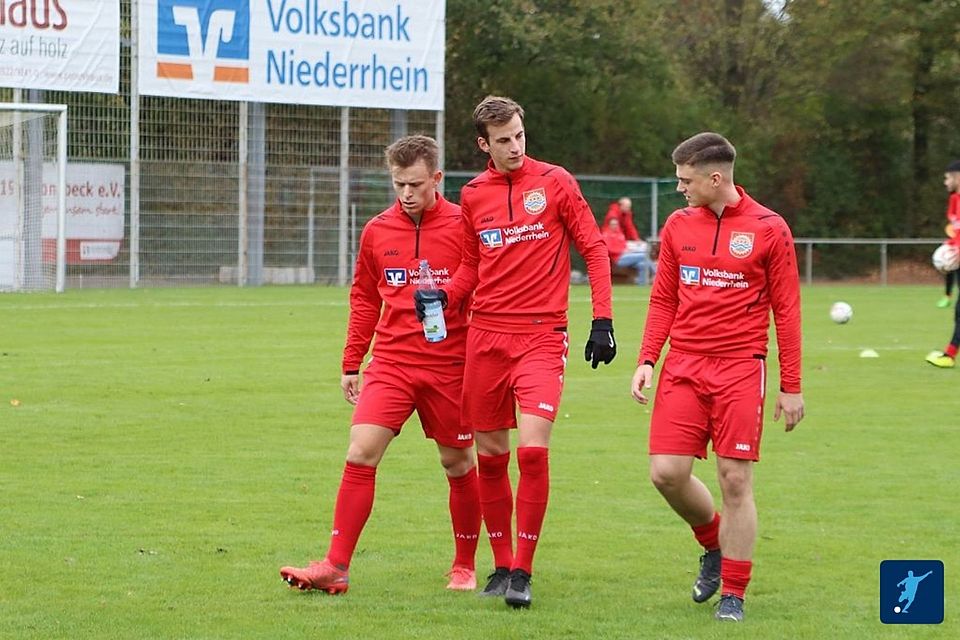 Philipp Elspaß (Mitte) war der Held des SV Sonsbeck.