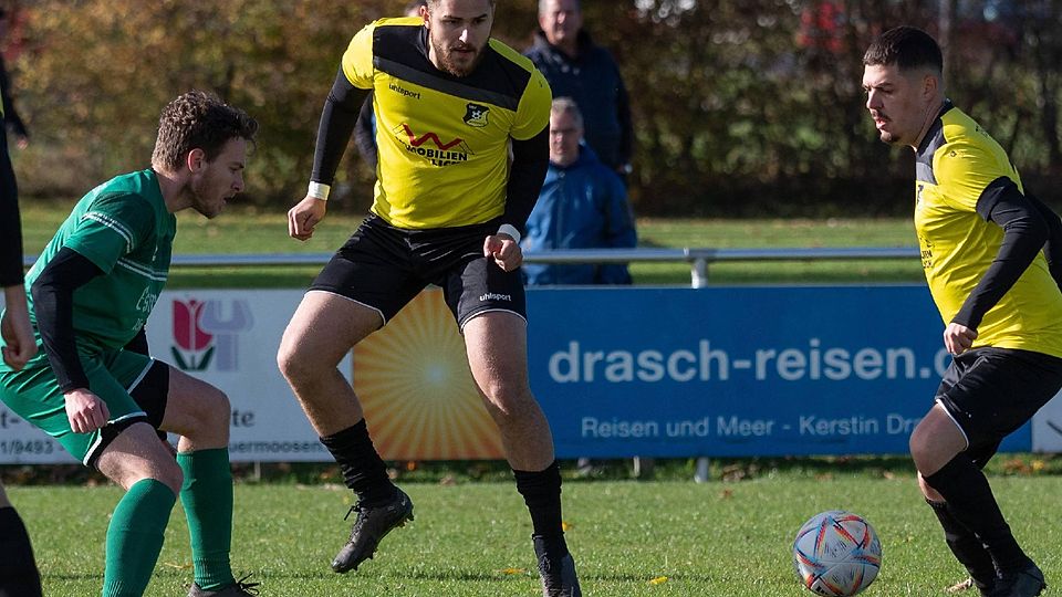 Viele Zweikämpfe, auch mal zu dritt, bot das Derby der Fußball-B-Klasse 6 in Moosach: Die TSV-Spieler Marc Koch (Mi.) und Yunus Huber versuchen an Kirchseeon Sebastian Mayer vorbeizukommen.