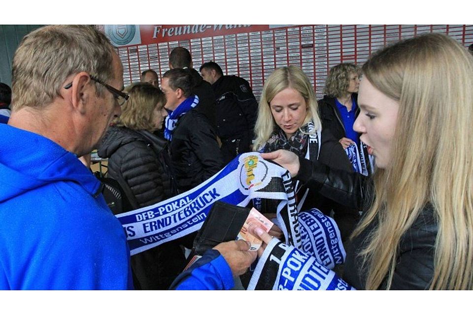 Die Erndtebrückerinnen Kathrin Buch (Mitte) und Maren Stöcker brachten beim DFB-Pokalspiel gegen Eintracht Frankfurt Fan-Schals an den Mann. 	Foto: carlo
