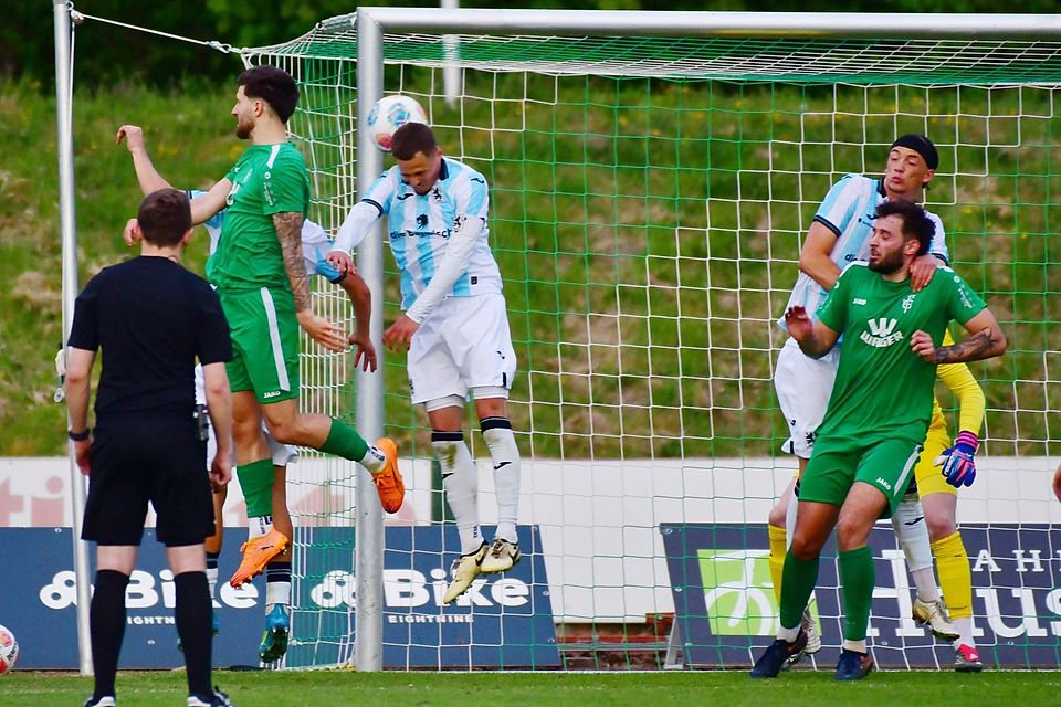 Dario Nikolic (links) findet die Lücke und köpft zum 4:2 für den FC Gundelfingen ein. David Spizert (rechts) hatte schon früh zum 1:0 gegen 1860 München II getroffen.