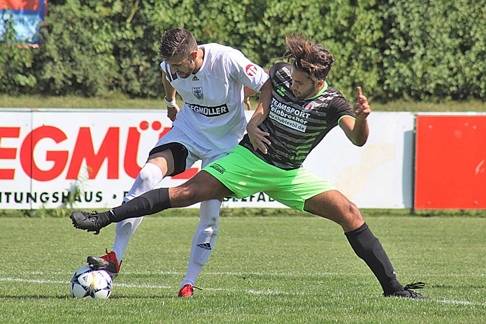 Marko Mladenovic (weißes Trikot) brachte den TSV Friedberg gegen Türkgücü Königsbrunn in Führung. Trotz einer überragenden ersten Halbzeit und vieler Chancen musste sich Friedberg mit einem 2:2 begnügen.