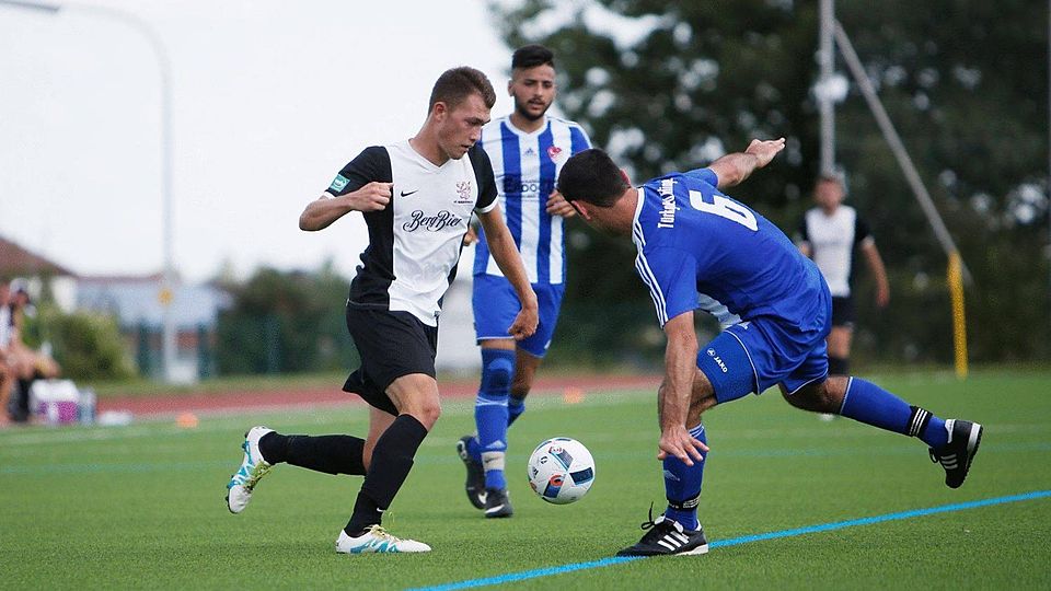 Im Duell zweier Mannschaften aus der Region Ehingen trifft der VfL Munderkingen (weiß) auf den SV Herbertshofen. Foto: Herbert Geiger
