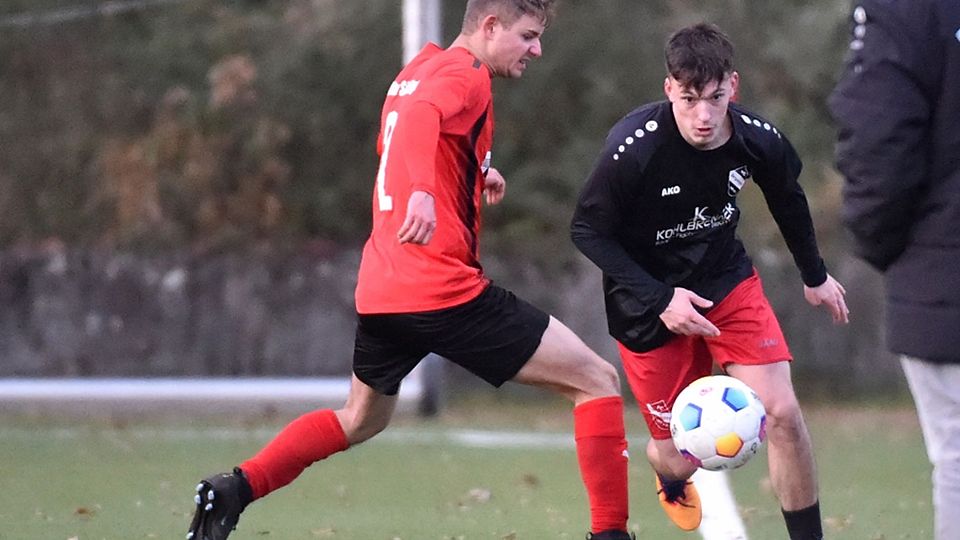  Indizien schon beim Aufwärmen: Bad Säckingens Philip Kürz (li.) hat später das Nachsehen gegen David Rizani, Bergalingens dreifachen Torschützen | Foto: SSR Media 