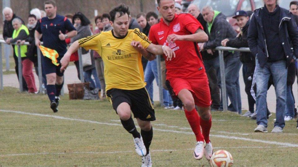 Duell der Neuzugänge: Daniel Meyer (links; hier gegen TSV-Neuzugang Mario Swierkot) wechselte in der Winterpause von den Sechzigern zum FV Dittenheim. F: Bastian Mühling