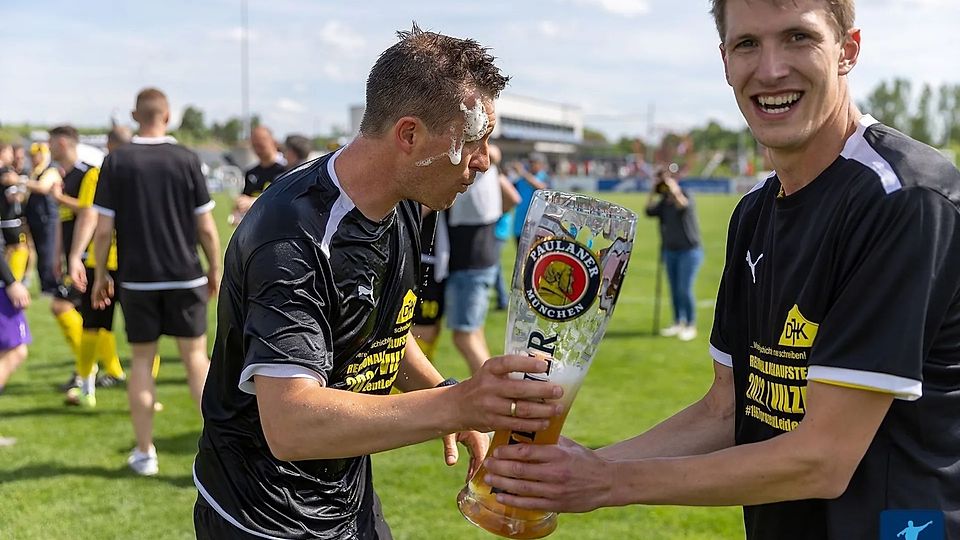 21. Mai 2022: Beppo Eibl (li.) und die Vilzinger feiern die Bayernliga-Meisterschaft in Seligenporten. An selbiger Stätte wird er nun drei Jahre später vorläufig zum letzten Mal für die Oberpfälzer an der Seitenlinie stehen.