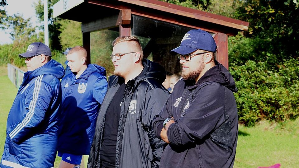Das lange Warten hat ein Ende: ASC-Trainer Carl-Philipp Pien (rechts) schaffte mit seinem Team den ersten Saisondreier.