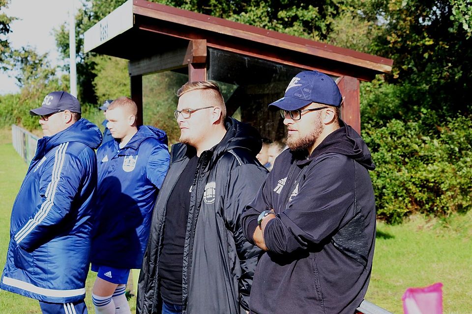 Das lange Warten hat ein Ende: ASC-Trainer Carl-Philipp Pien (rechts) schaffte mit seinem Team den ersten Saisondreier.