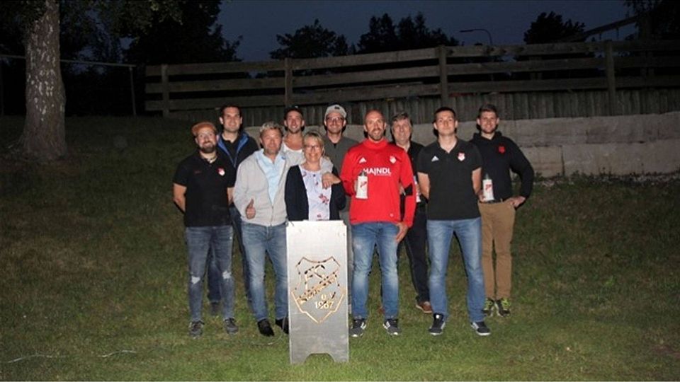 Trainer Andi Klein (vorne, 2.v.l.) hört beim FC Walkertshofen auf. Foto: Heider