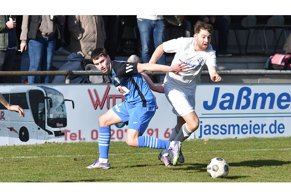 Zwar setzt sich in dieser Szene Schloß Holtes Bastian Just (r.) gekonnt durch – am Ende steht indes ein 2:4.