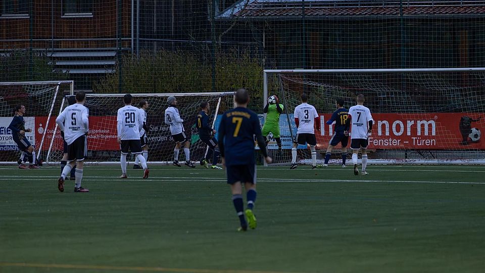 Im Flutlicht-Derby am Sonntag unterlag der SV Miesbach II (weiß) dem SC Wörnsmühl.